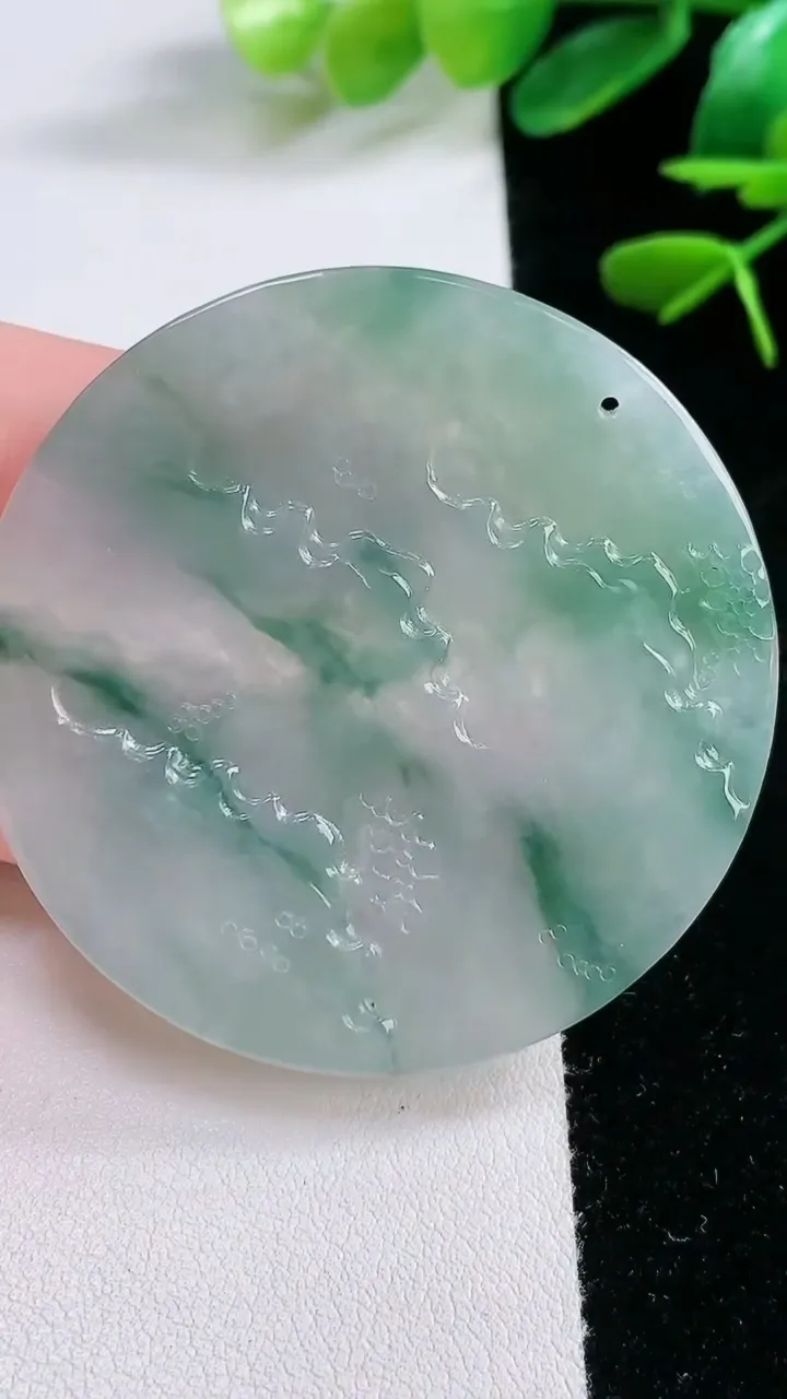 天然A货翡翠飘花山水牌吊坠，尺寸 51-5.2，重:31.04g
11月27日