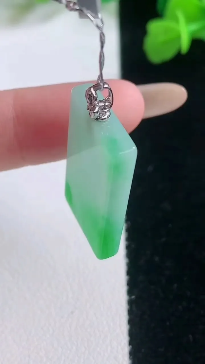 天然A货翡翠无事牌吊坠，尺寸25.8-14.6-3.7，重量:5.70g
11月27日