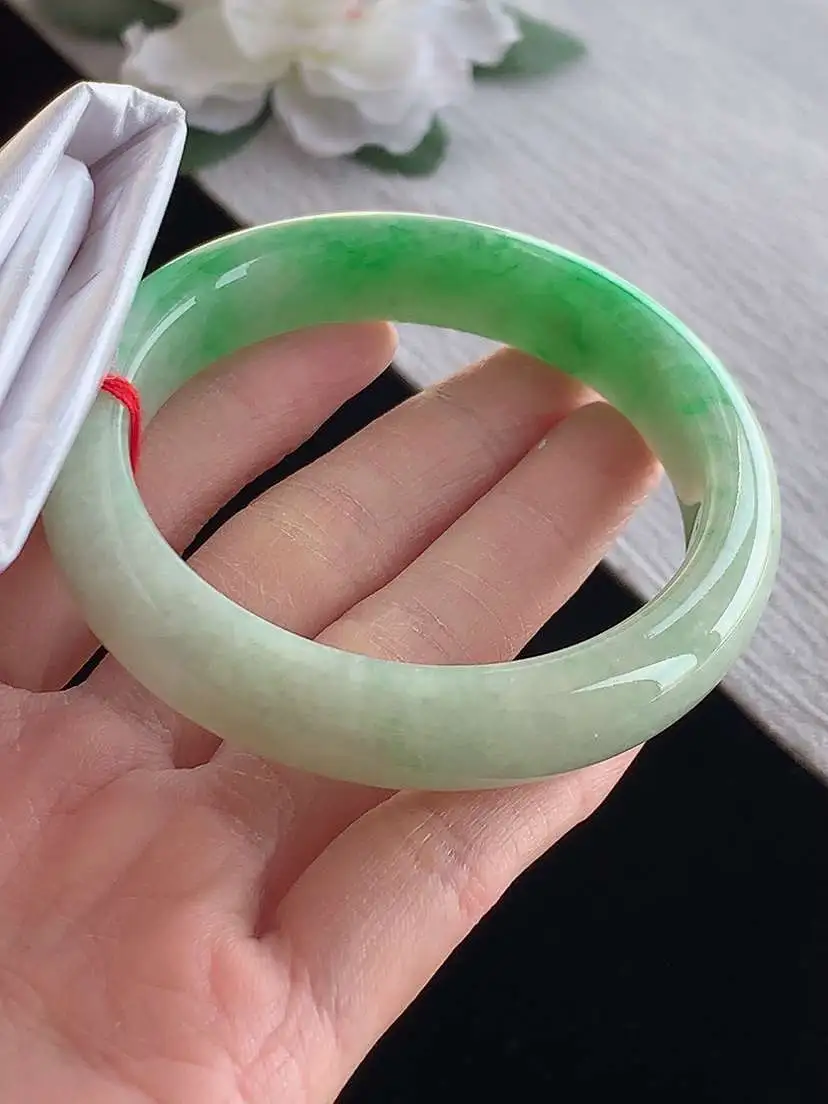 a货翡翠老坑冰种飘绿正装正圈手镯56-57圈口  尺寸56.2×12.3×8.3mm 1126