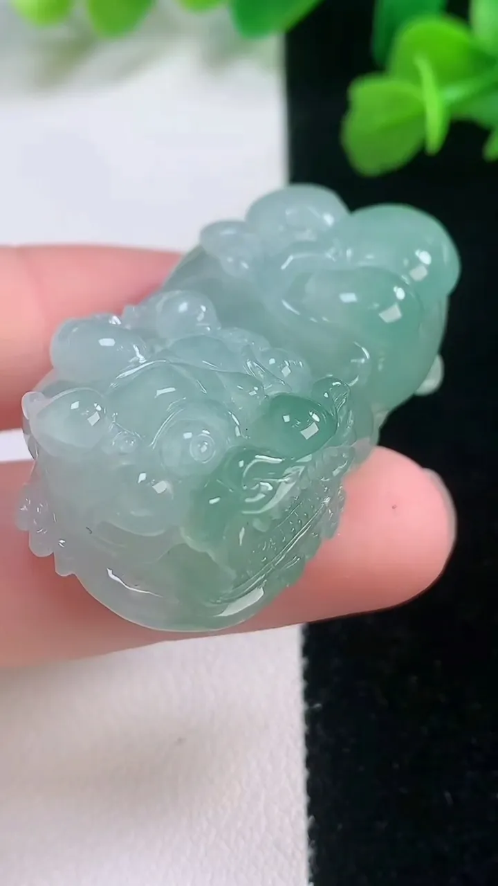 天然A货翡翠霸王貔貅吊坠，尺寸42.2-23-15，重量:30.62g
11月27日