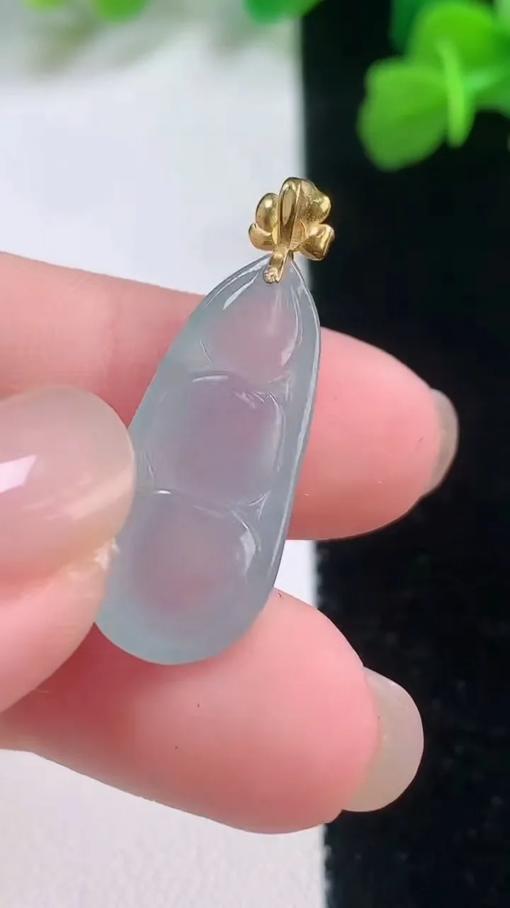 天然A货翡翠种白冰福豆吊坠，尺寸23.7-10.8-6，重量:2.69g
11月27日