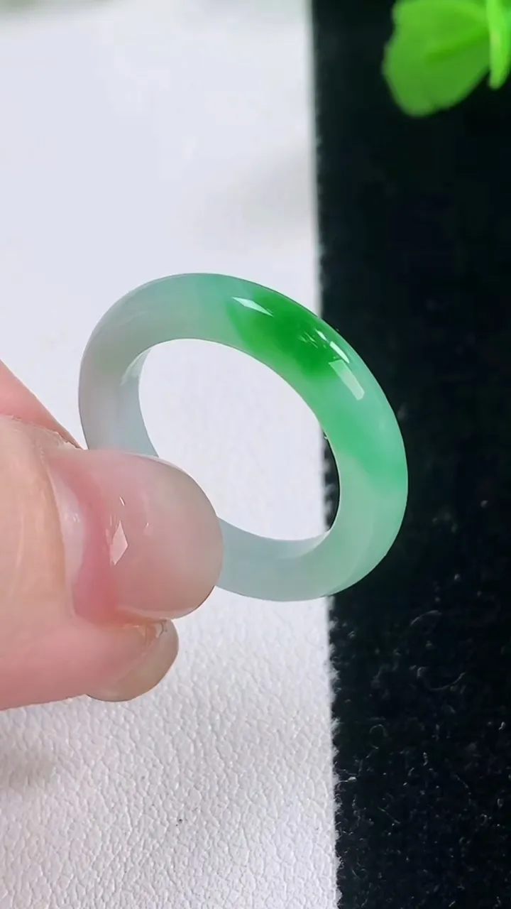 天然A货翡翠指环戒指，尺寸16.5-3.3-3，重量:2.57g2025年11月27日
工厂直销收藏佳品,种好水足，色泽均匀，有种有色，上手高大气！