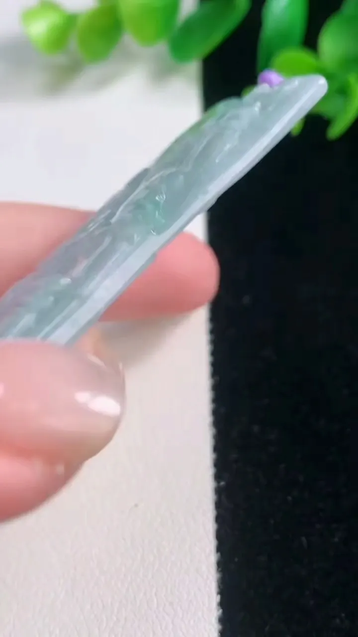 天然A货翡翠山水牌吊坠，尺寸73.8-42.7-5.7，重量:40.04g
11月27日