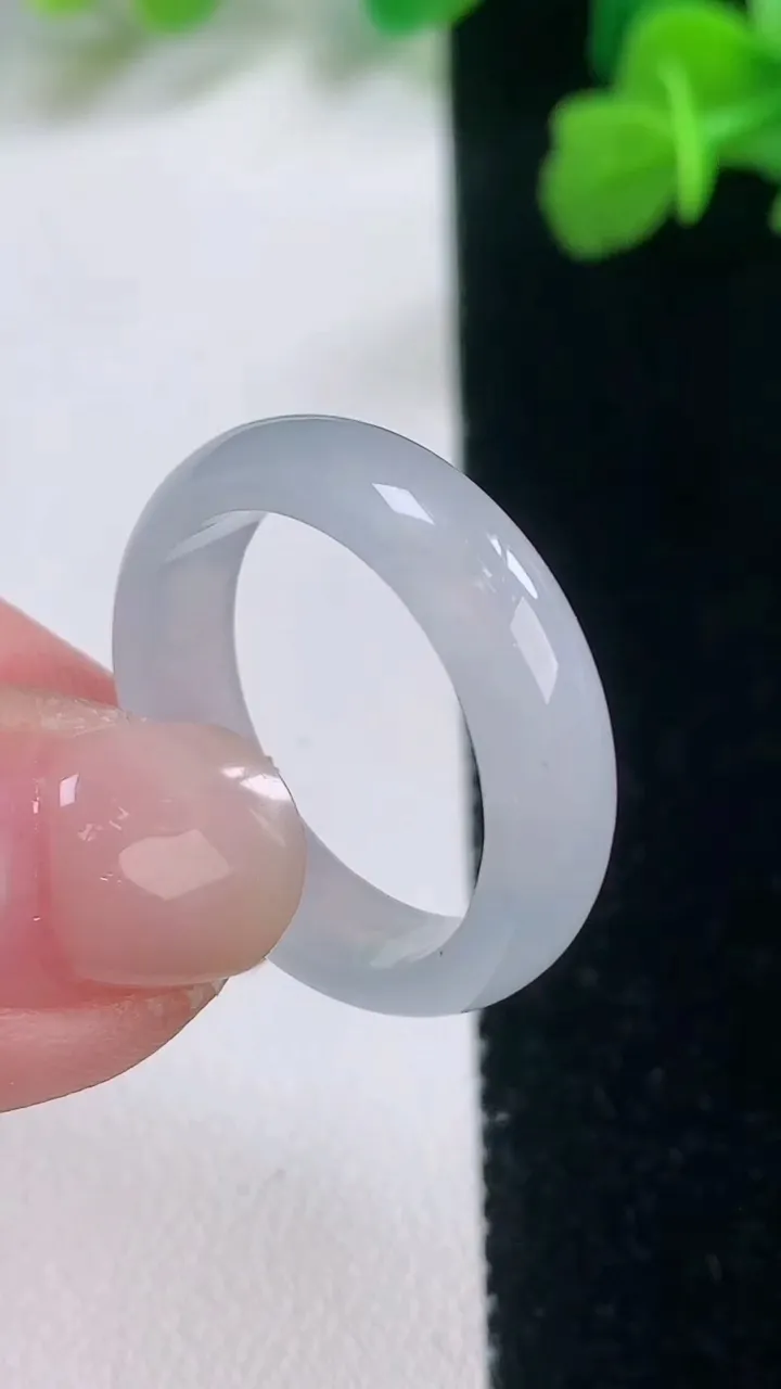 天然A货翡翠指环戒指，尺寸19.7-5.4-2.6，重量:3.70g2025年11月27日
工厂直销