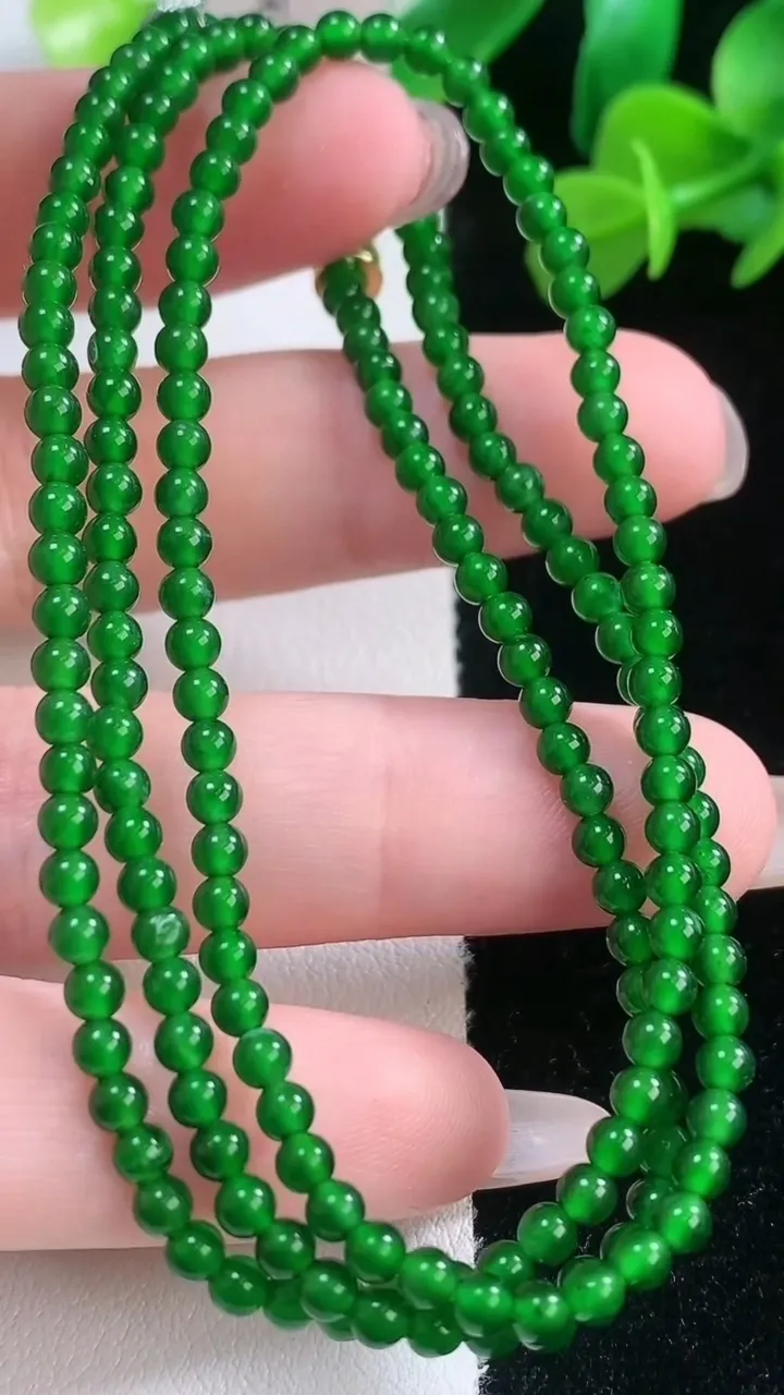 天然A货翡翠小米珠项链，尺寸2.7-188颗，重量:10.78g11月27日
工厂直销收藏佳品,种好水足，色泽均匀，有种有色，上手高大气！