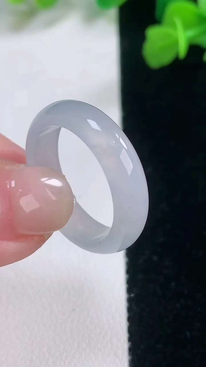 天然A货翡翠指环戒指，尺寸19.7-5.4-2.6，重量:3.70g2025年11月27日
工厂直销收藏佳品,种好水足，色泽均匀，有种有色，上手高大气！