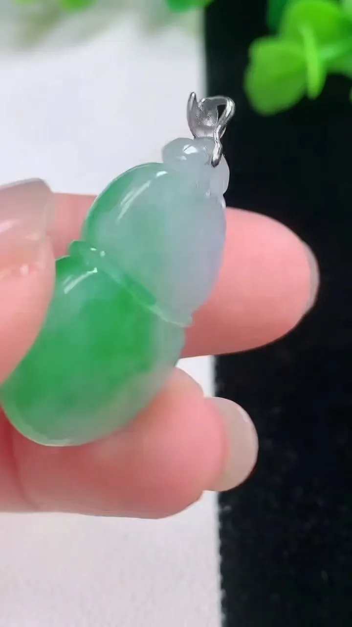 天然A货翡翠葫芦吊坠，尺寸26.6-18-8，重量:7.37g
11月27日