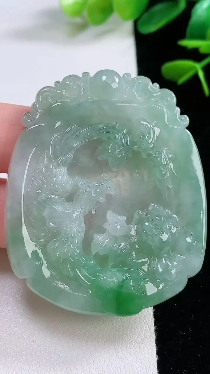 天然A货翡翠凤凰吊坠，尺寸 55.2-45.8-6.5，重:29.48g
11月27日