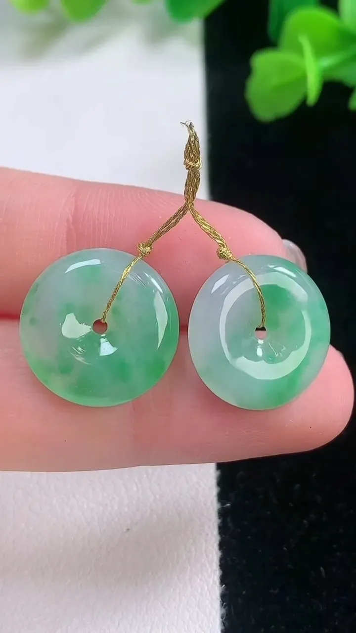 天然A货翡翠平安扣吊坠一对，尺寸15.6-3.5，重量:3.74g
11月27日