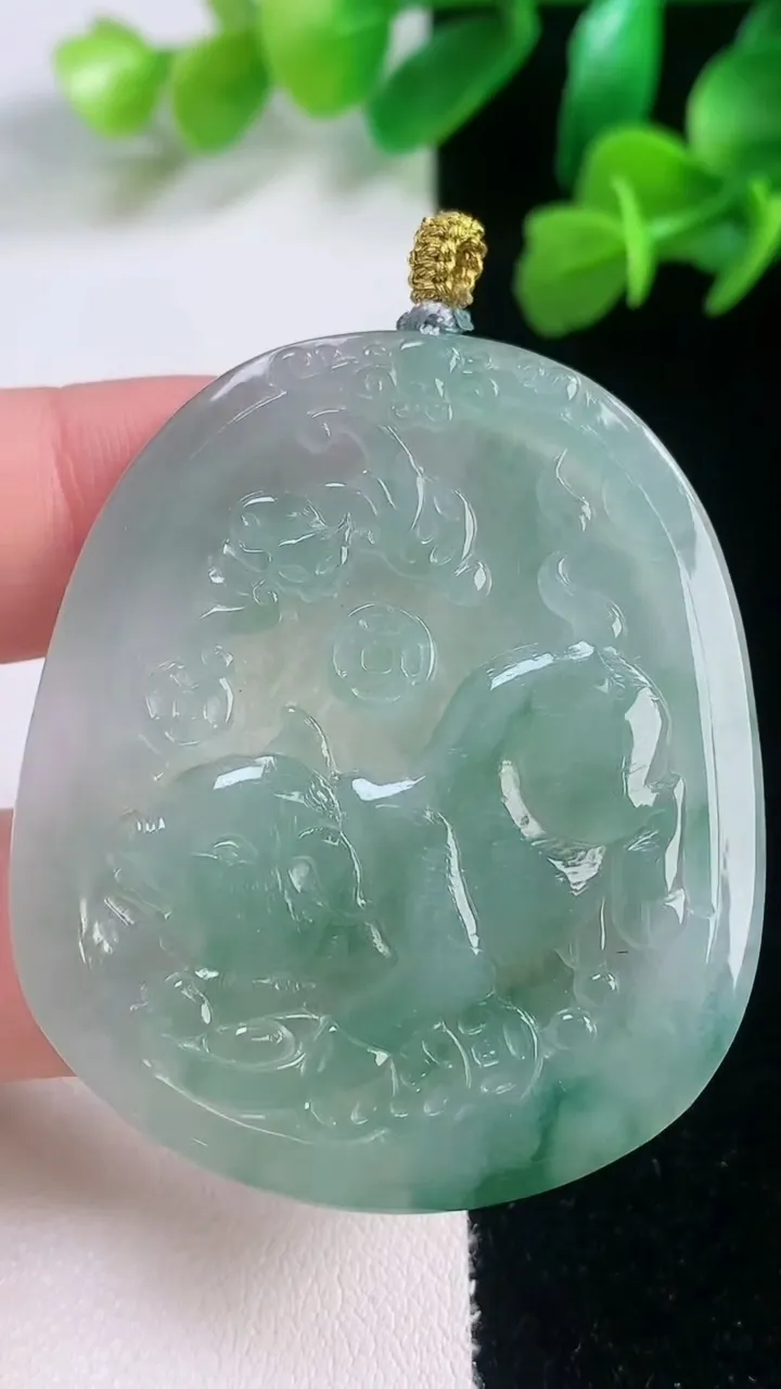 天然A货翡翠生肖猪吊坠，尺寸47.7-40.4-4.7，重量:18.92g
11月27日