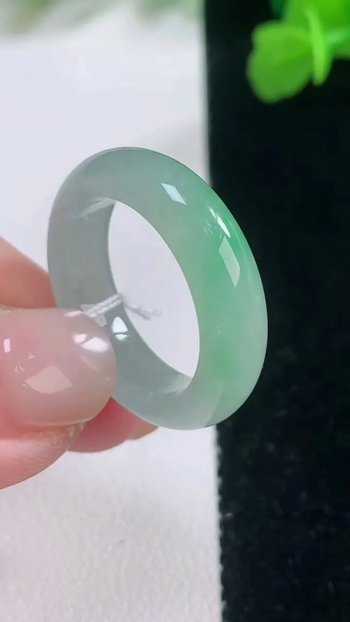 天然A货翡翠指环戒指，尺寸18.4-5.7-3.3，重量:4.67g2025年11月27日
工厂直销