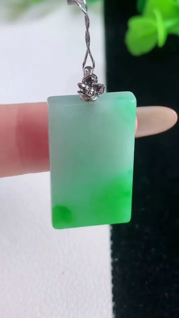 天然A货翡翠无事牌吊坠，尺寸25.8-14.6-3.7，重量:5.70g
11月27日