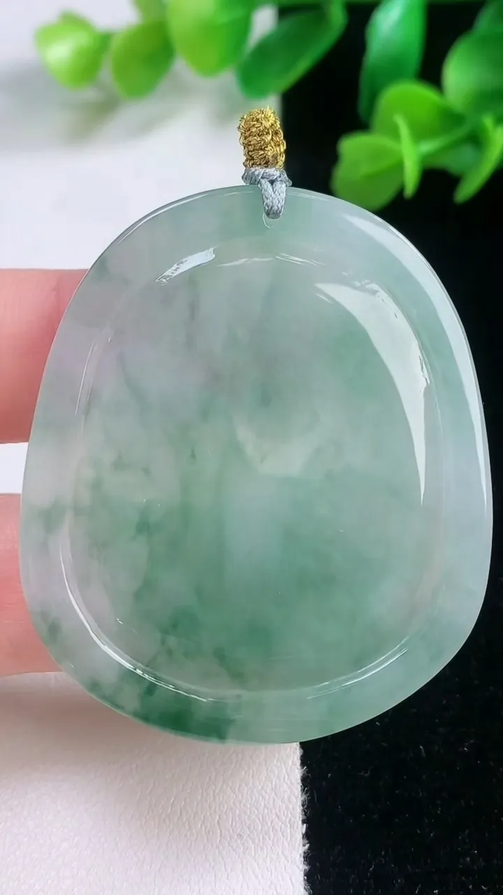 天然A货翡翠生肖猪吊坠，尺寸47.7-40.4-4.7，重量:18.92g
11月27日