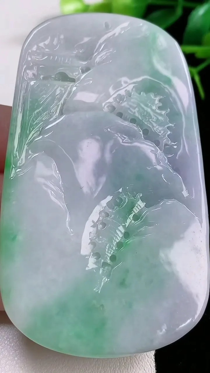 天然A货翡翠山水牌吊坠，尺寸 78-46-13，重:108.90g
11月27日