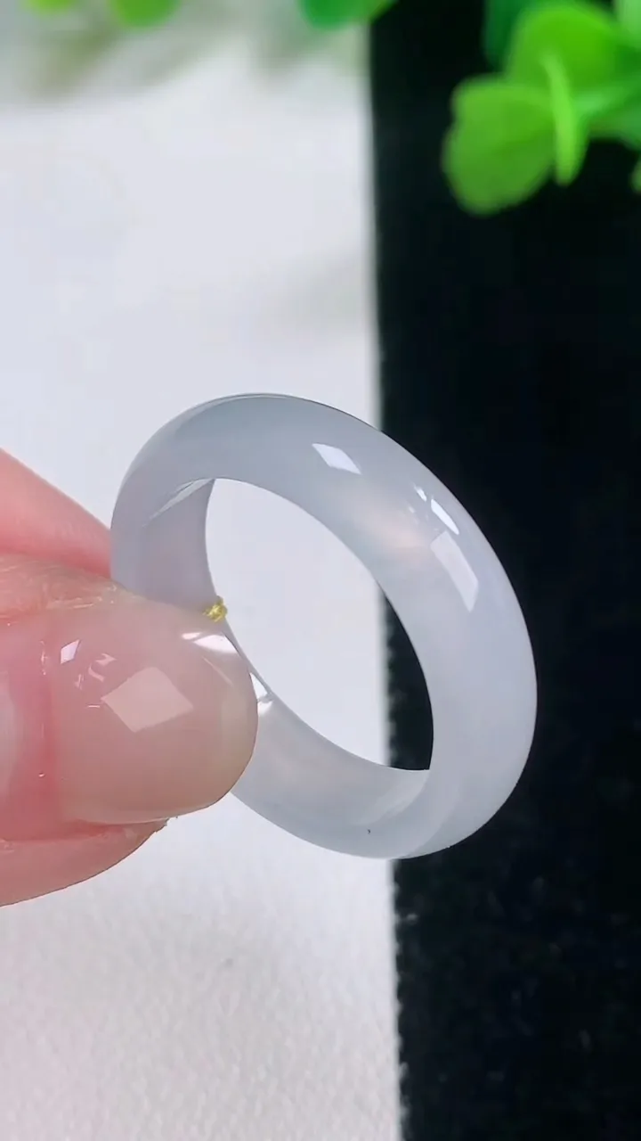 天然A货翡翠指环戒指，尺寸19.7-5.4-2.6，重量:3.70g2025年11月27日
工厂直销