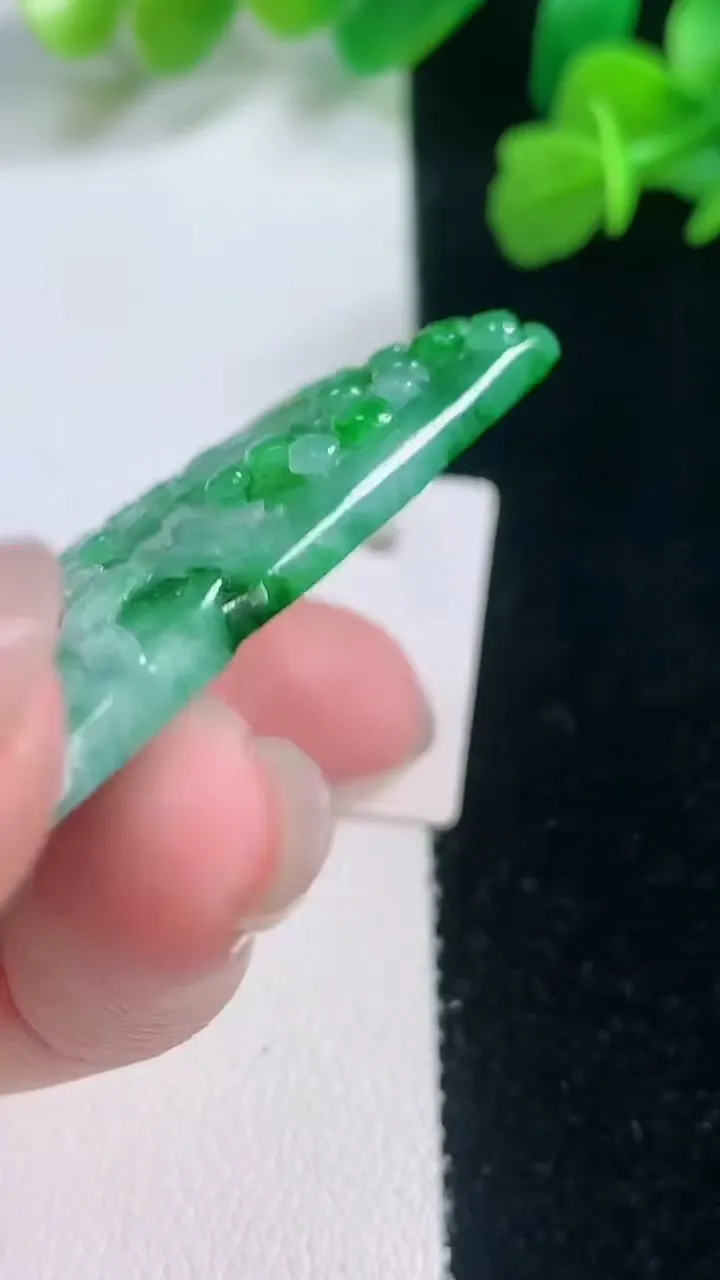 天然A货翡翠山水牌吊坠，尺寸53-35-7.4，重量:29.34g
11月27日