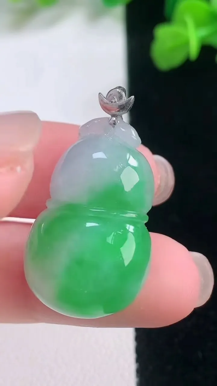 天然A货翡翠葫芦吊坠，尺寸26.6-18-8，重量:7.37g
11月27日