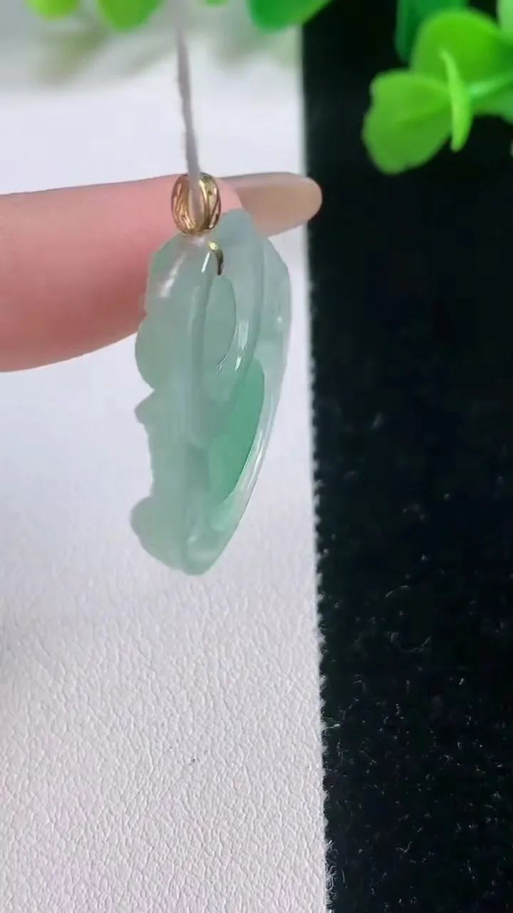 天然A货翡翠佛公吊坠，尺寸24.6-29.8-6，重量:6.31g
11月27日