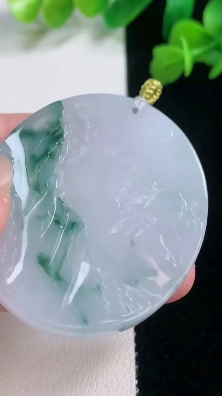 天然A货翡翠飘花生肖马吊坠，尺寸47.4-40.6-5，重量:20.46g
11月27日