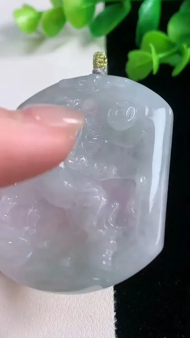 天然A货翡翠飘花生肖马吊坠，尺寸53-43.8-5.5，重量:28.16g
11月27日