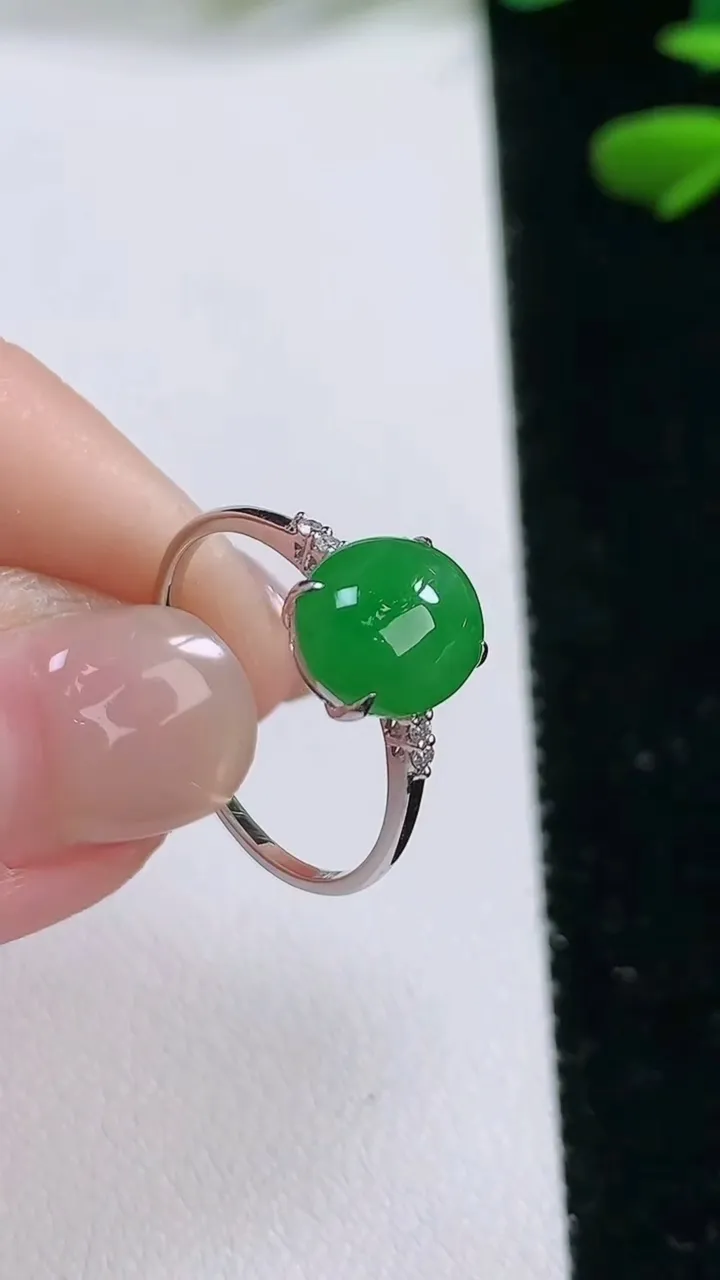 天然A货翡翠蛋面戒指，尺寸 9.1-7.8，重:1.76g2025年11月27日
工厂直销收藏佳品,种好水足，色泽均匀，有种有色，上手高大气！
