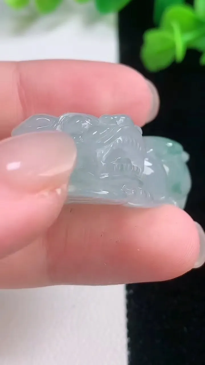 天然A货翡翠冰种飘花霸王貔貅吊坠，尺寸37-20.3-12，重量:23.41g
11月27日