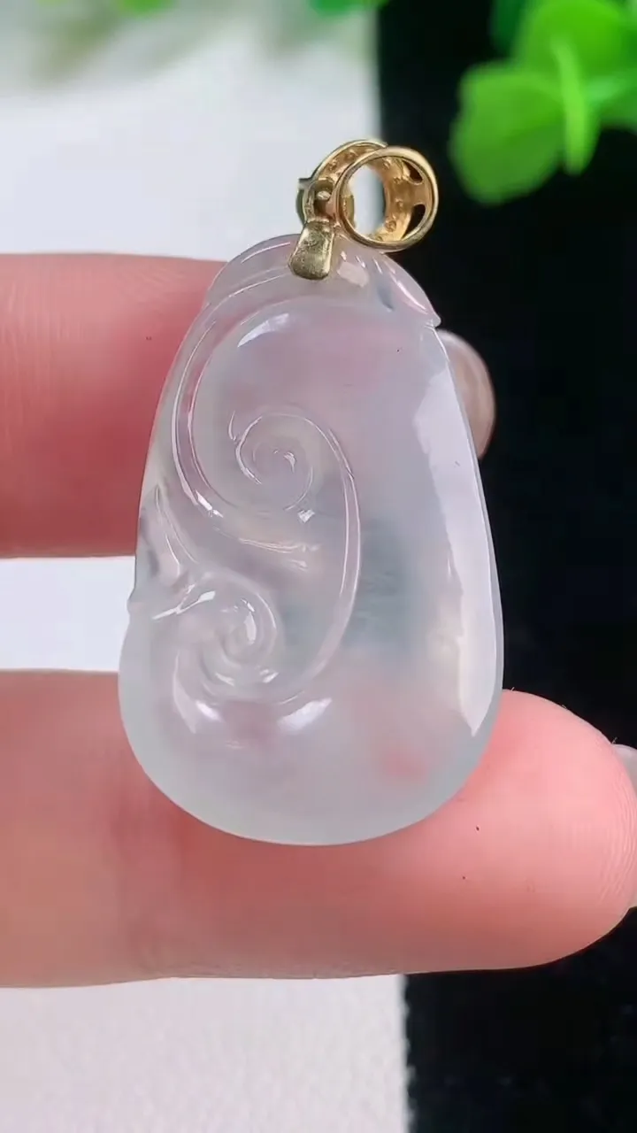 天然A货翡翠种白冰如意吊坠，尺寸28-17.3-4，重量:4.29g
11月27日