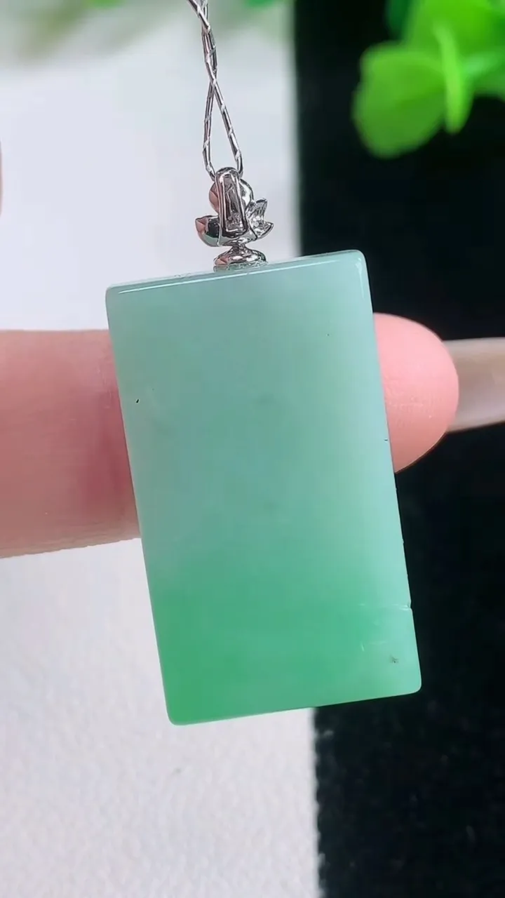 天然A货翡翠无事牌吊坠，尺寸25.8-14.6-3.7，重量:5.70g
11月27日