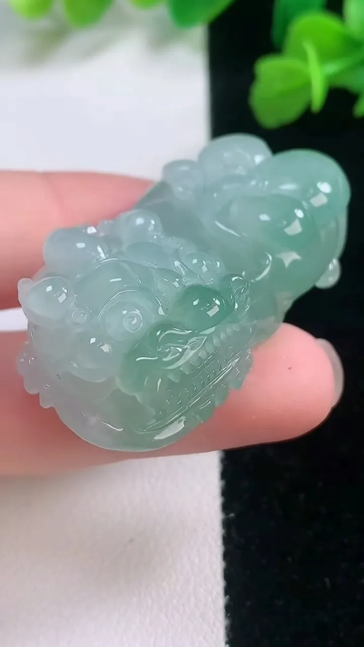 天然A货翡翠霸王貔貅吊坠，尺寸42.2-23-15，重量:30.62g
11月27日