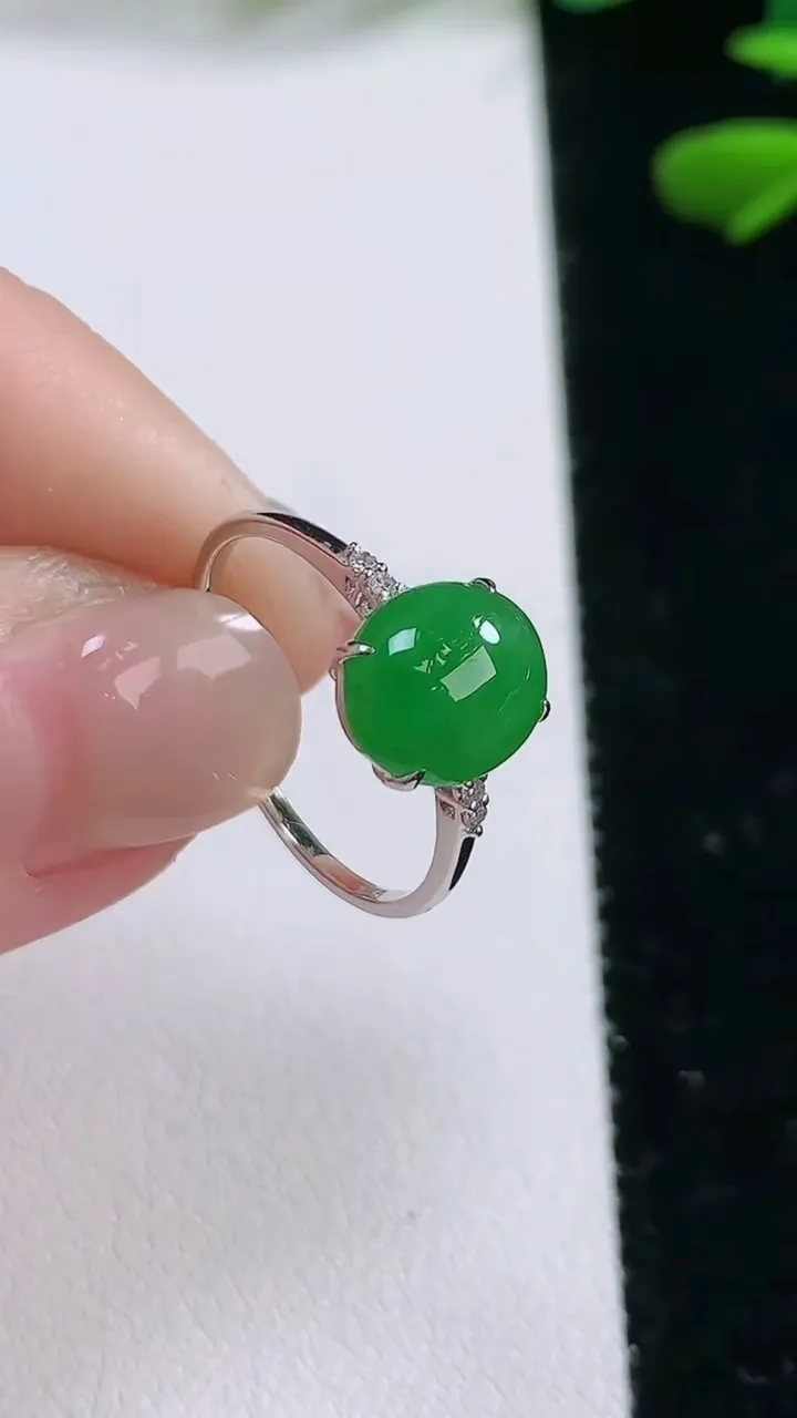天然A货翡翠蛋面戒指，尺寸 9.1-7.8，重:1.76g2025年11月27日
工厂直销收藏佳品,种好水足，色泽均匀，有种有色，上手高大气！