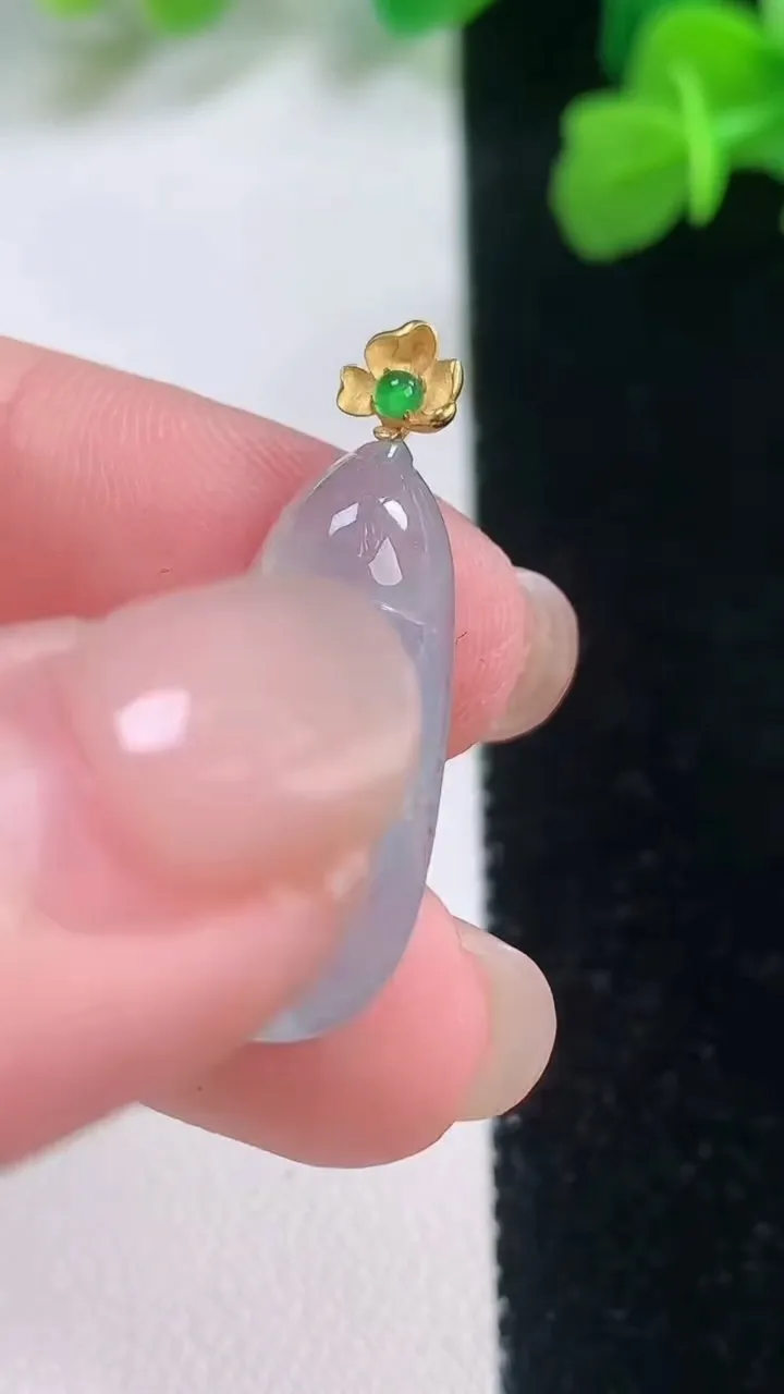 天然A货翡翠种白冰福豆吊坠，尺寸23.7-10.8-6，重量:2.69g
11月27日