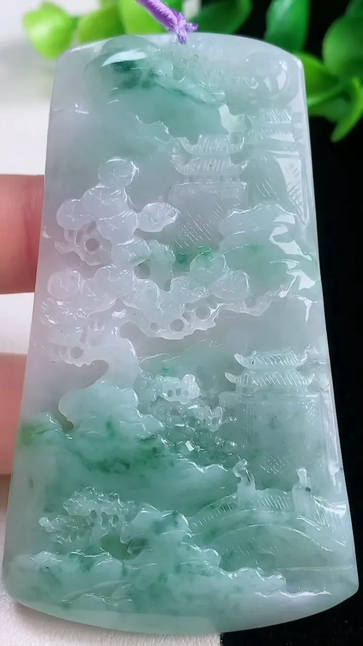 天然A货翡翠山水牌吊坠，尺寸73.8-42.7-5.7，重量:40.04g
11月27日