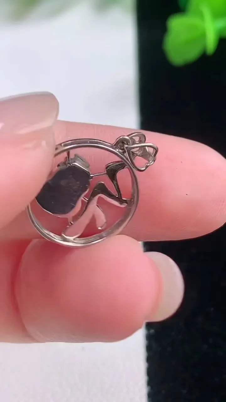 天然A货翡翠葫芦吊坠，尺寸17.8-13.8-4.2，裸石7.4-5.5重量:1.13g
11月27日