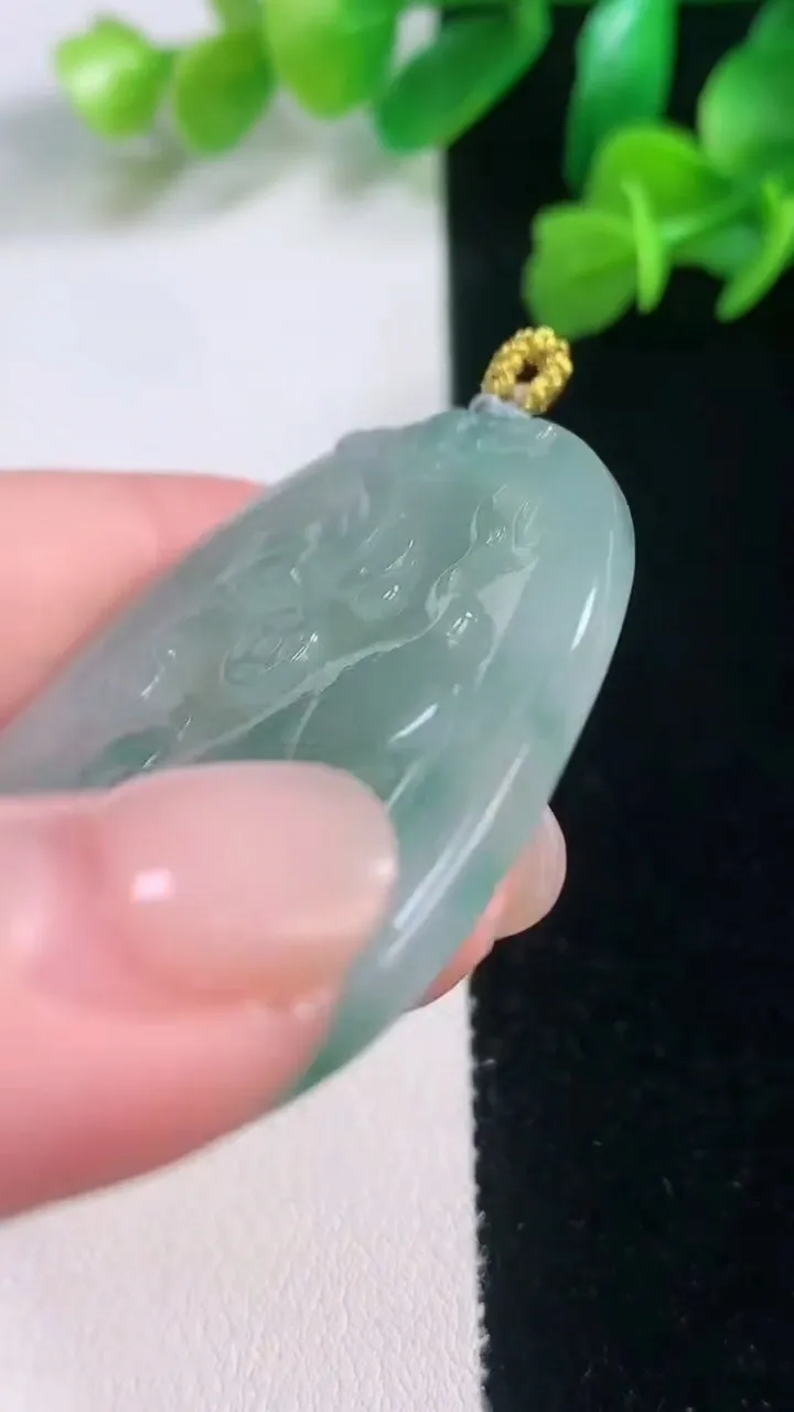 天然A货翡翠生肖猪吊坠，尺寸47.7-40.4-4.7，重量:18.92g
11月27日