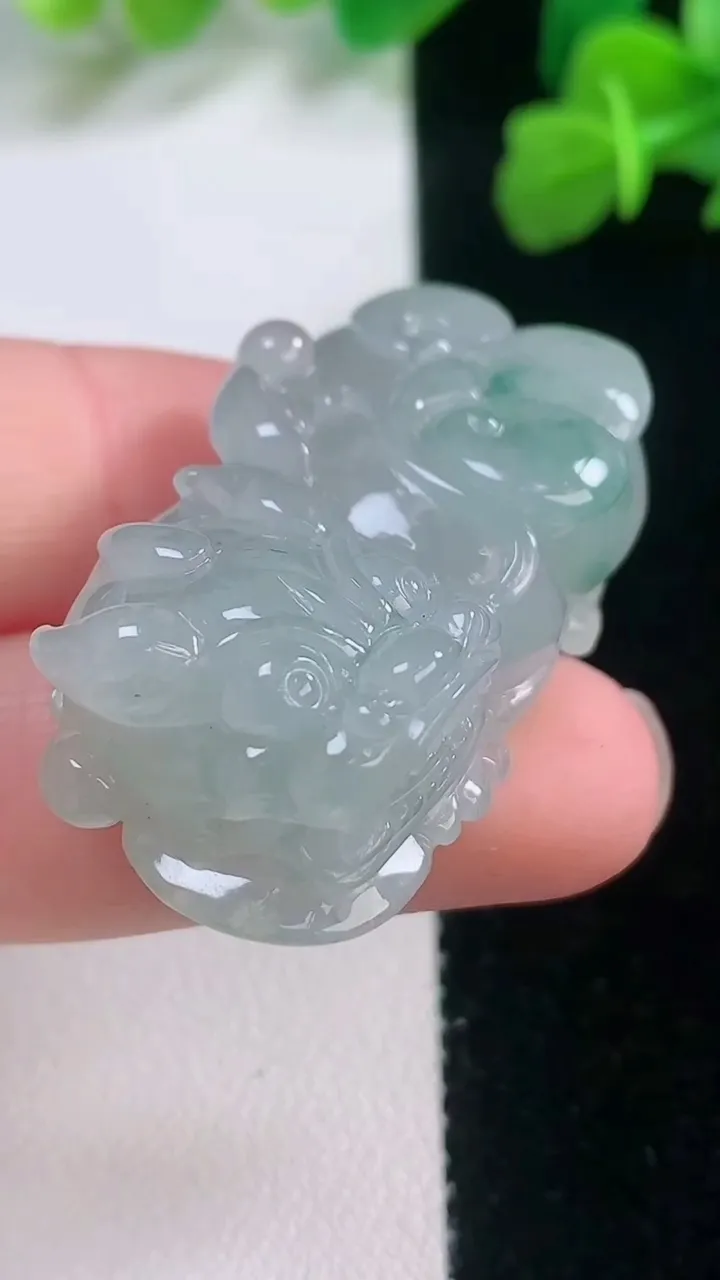 天然A货翡翠冰种飘花霸王貔貅吊坠，尺寸37-20.3-12，重量:23.41g
11月27日