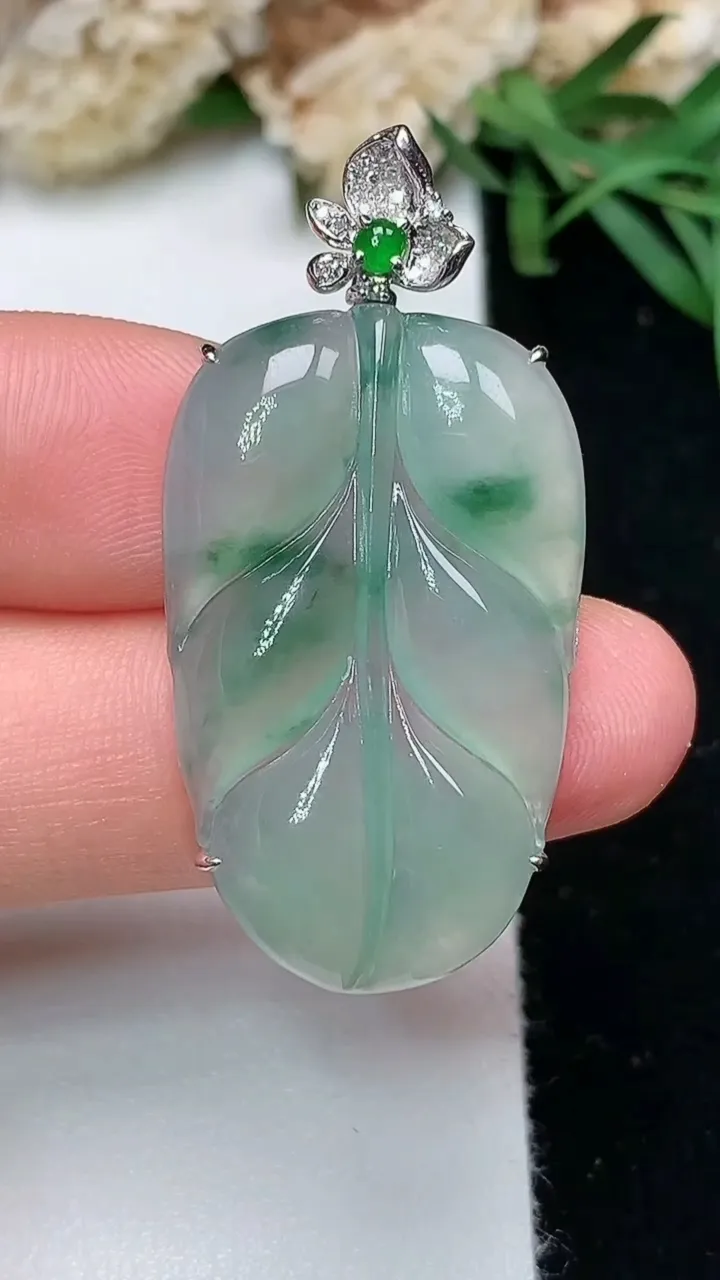 天然A货翡翠金枝玉叶 叶子吊坠，尺寸30-19-5.9，重量:5.49g
11月28日
