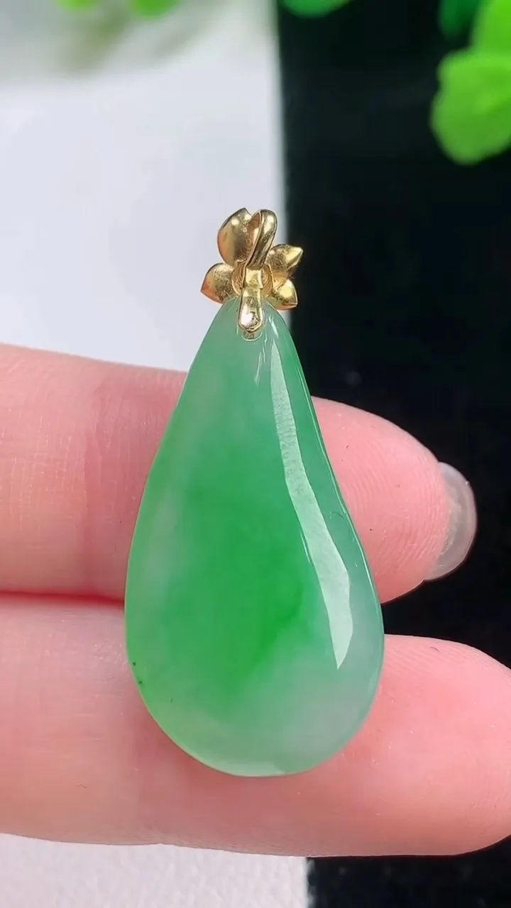 天然A货翡翠福瓜吊坠，尺寸27-15-4.8，重量:4.05g
11月28日