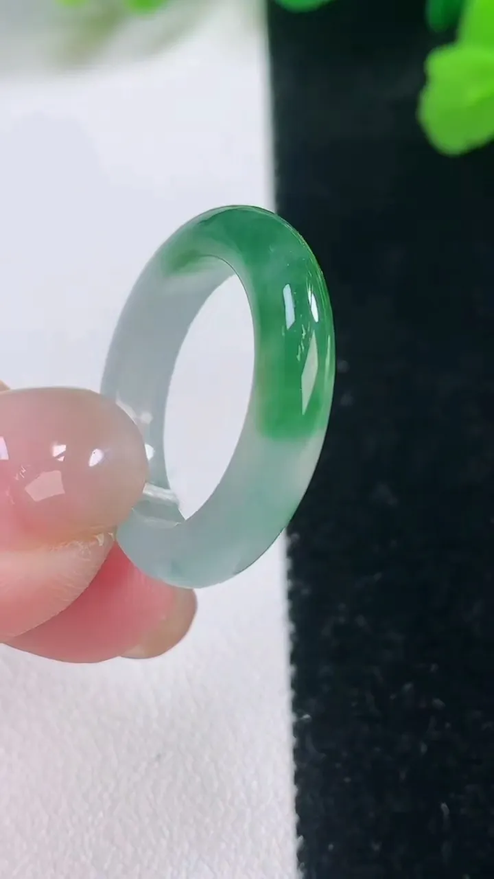 天然A货翡翠指环戒指，尺寸18.2-4.2-3.3，重量:3.60g2025年11月28日
工厂直销收藏佳品,种好水足，色泽均匀，有种有色，上手高大气！
