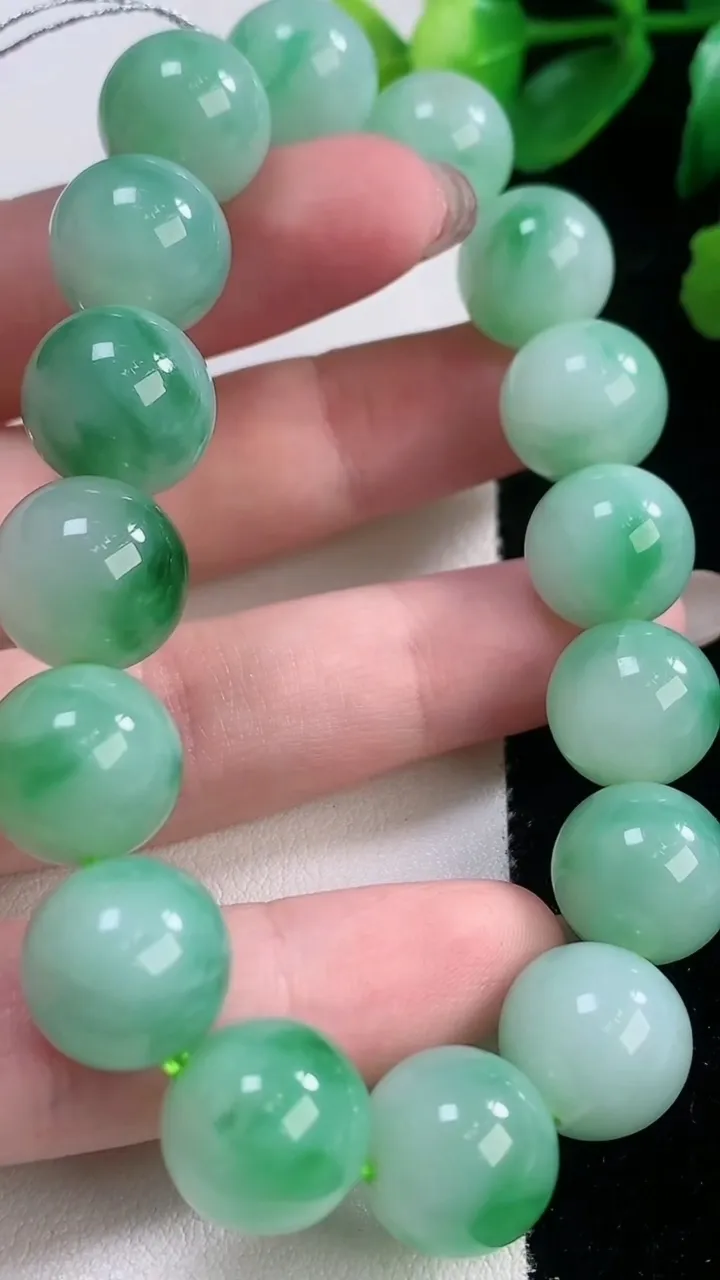天然A货翡翠圆珠手串，尺寸12.4-16颗，重量:56.57g11月28日
工厂直销收藏佳品,种好水足，色泽均匀，有种有色，上手高大气！