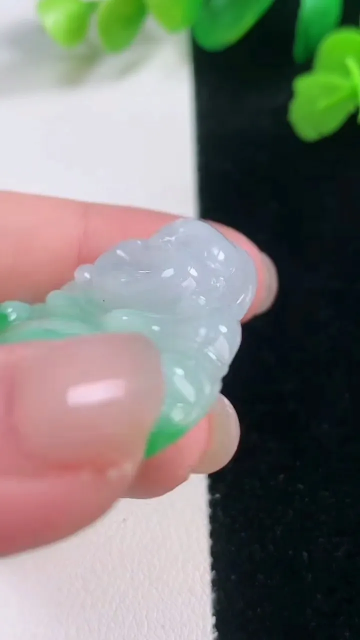 天然A货翡翠佛公吊坠，尺寸33.8-36.8-7，重量:13.82g
11月28日