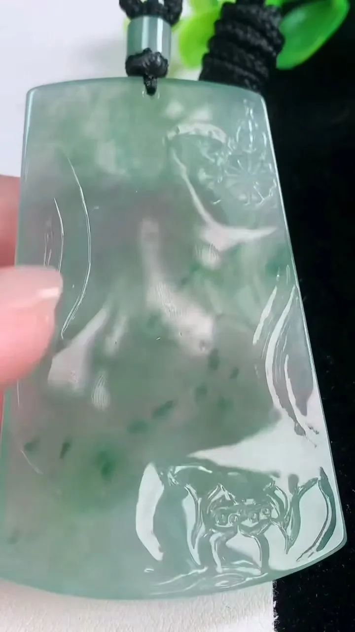 天然A货翡翠文殊菩萨吊坠，尺寸69.6-43.4-4.7，重量:38.22g
11月28日