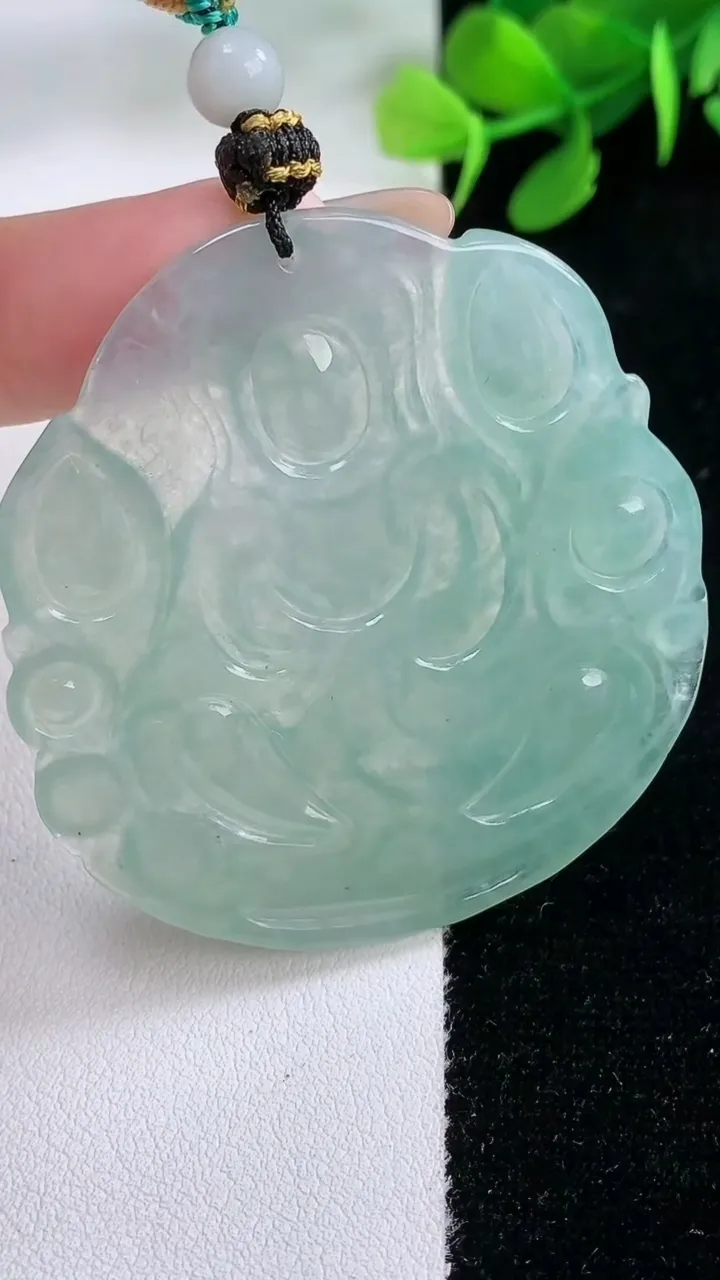 天然A货翡翠大势至菩萨吊坠，尺寸51-47.9-3.6，重量:20.38g
11月28日