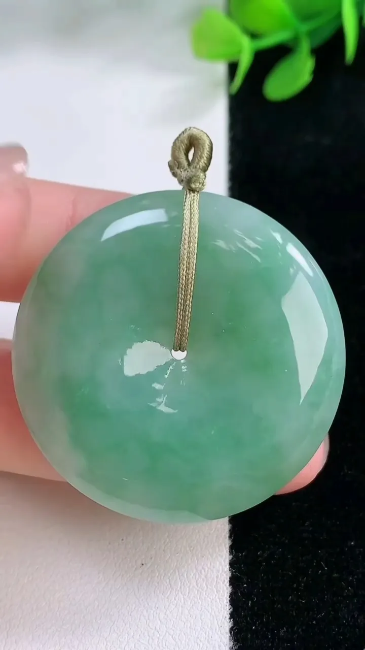 天然A货翡翠平安扣吊坠，尺寸38.3-6.3，重量:21.83g
11月28日