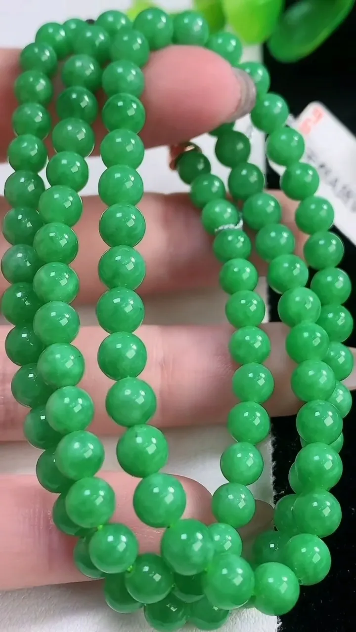 天然A货翡翠圆珠项链，尺寸5.2-97颗，重量:32.29g11月28日
工厂直销收藏佳品,种好水足，色泽均匀，有种有色，上手高大气！