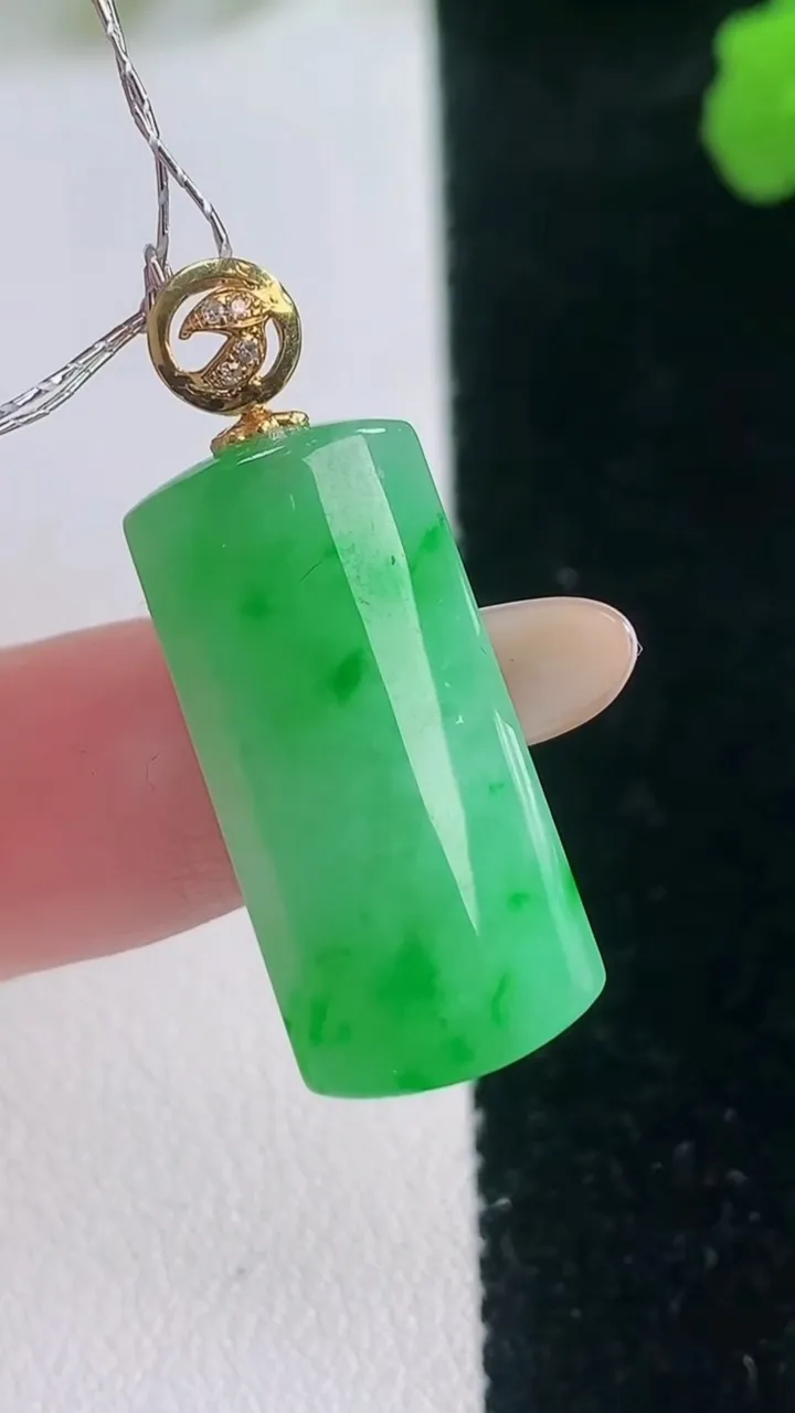 天然A货翡翠无事牌吊坠，尺寸24.4-11.4-4.3，重量:3.88g
11月28日