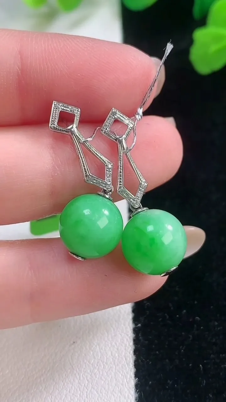 天然A货翡翠圆珠耳坠，尺寸10.2，重量:6.12g11月28日
工厂直销收藏佳品,种好水足，色泽均匀，有种有色，上手高大气！