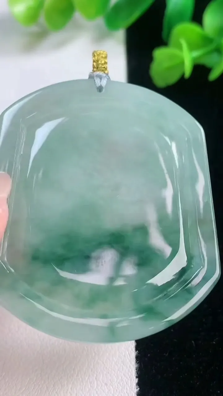 天然A货翡翠冰种飘花龙牌吊坠，尺寸47.7-40.4-4.4，重量:19.26g
11月28日