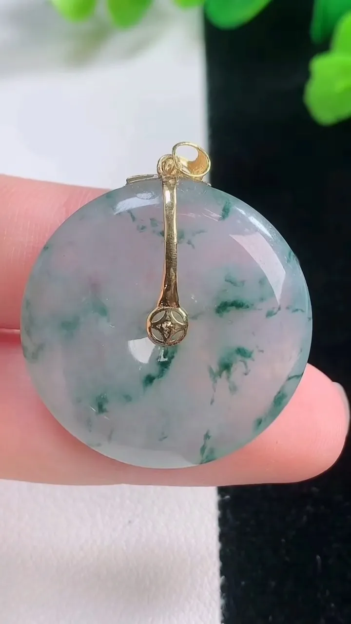 天然A货翡翠种飘花平安扣吊坠，尺寸28-5.7，重量:9.70g
11月28日