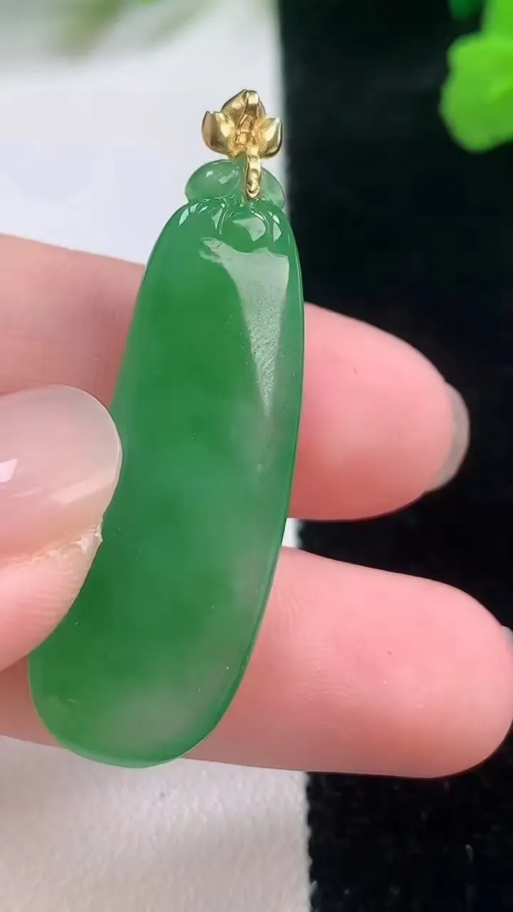 天然A货翡翠福瓜吊坠，尺寸37.5-13-6.3，重量:6.67g
11月28日