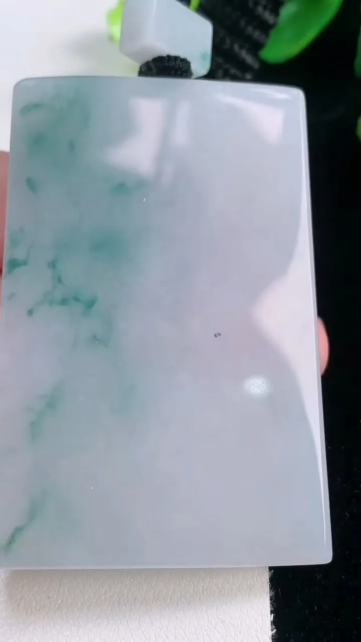 天然A货翡翠种飘花无事牌吊坠，尺寸60.8-40-6.3，重量:57.82g
11月28日